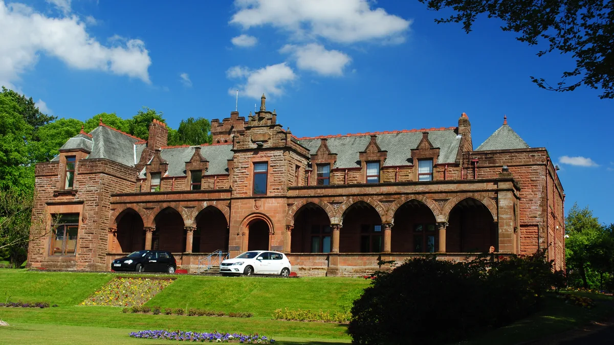 Bearsden Glasgow residential housing environment, architectural sandstone characteristics, and local boiler replacement engineering in G61