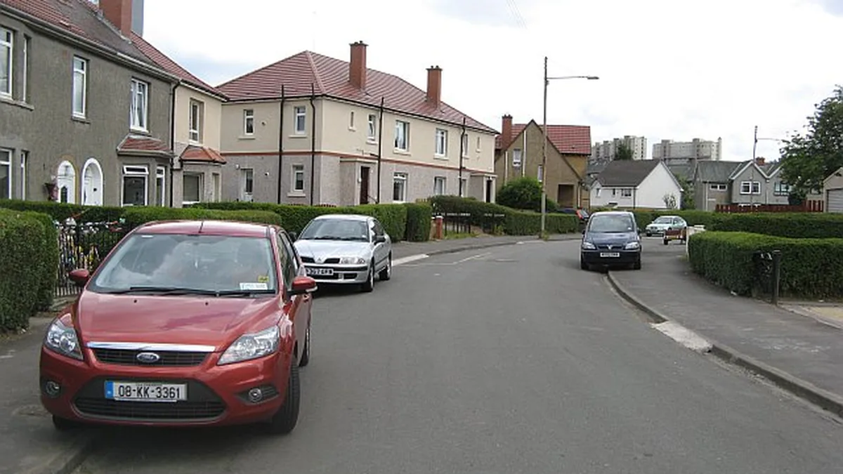 Cardonald Glasgow residential housing environment, architectural sandstone characteristics, and local boiler replacement engineering in G52