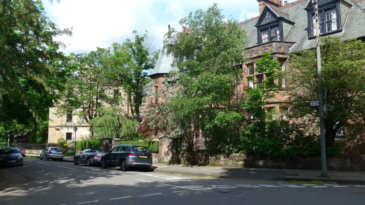 Dowanhill Glasgow residential housing environment, architectural sandstone characteristics, and local boiler replacement engineering in G12