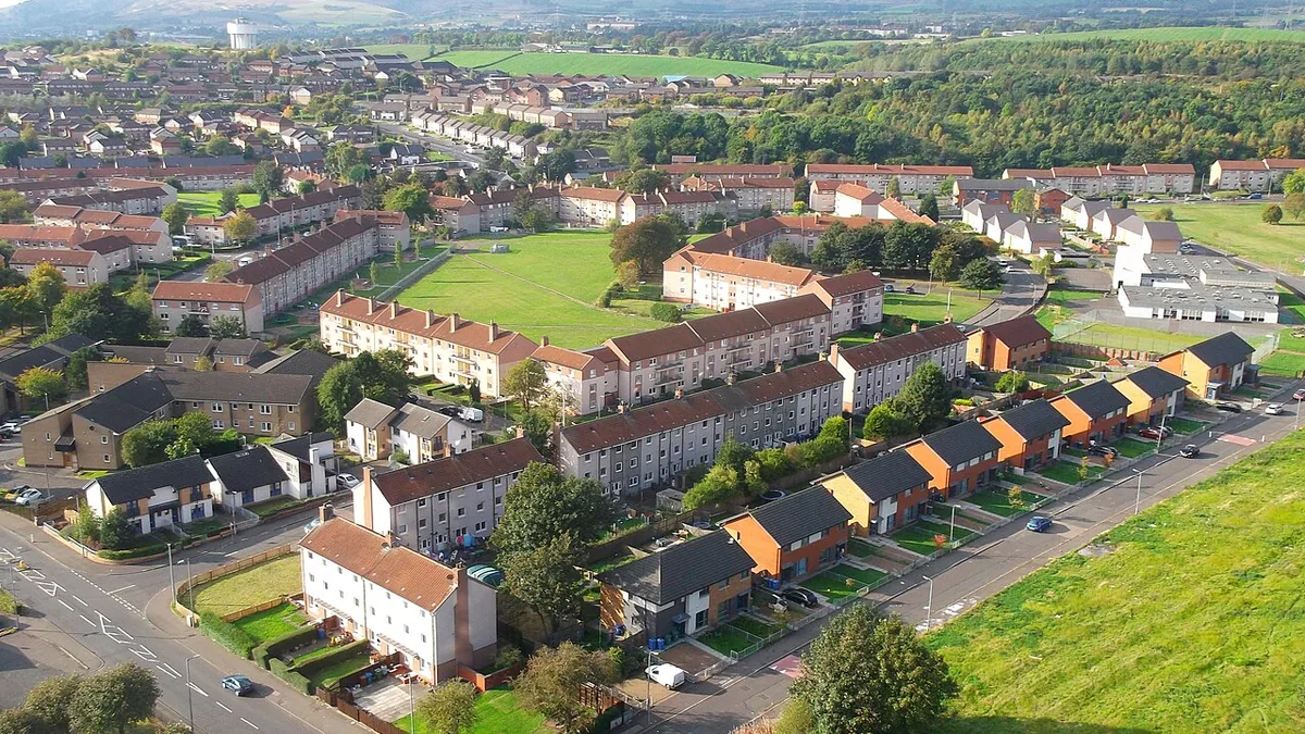 Drumchapel Glasgow residential housing environment, architectural sandstone characteristics, and local boiler replacement engineering in G15