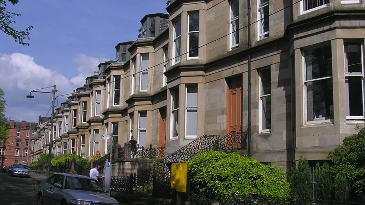 Hillhead Glasgow residential housing environment, architectural sandstone characteristics, and local boiler replacement engineering in G12