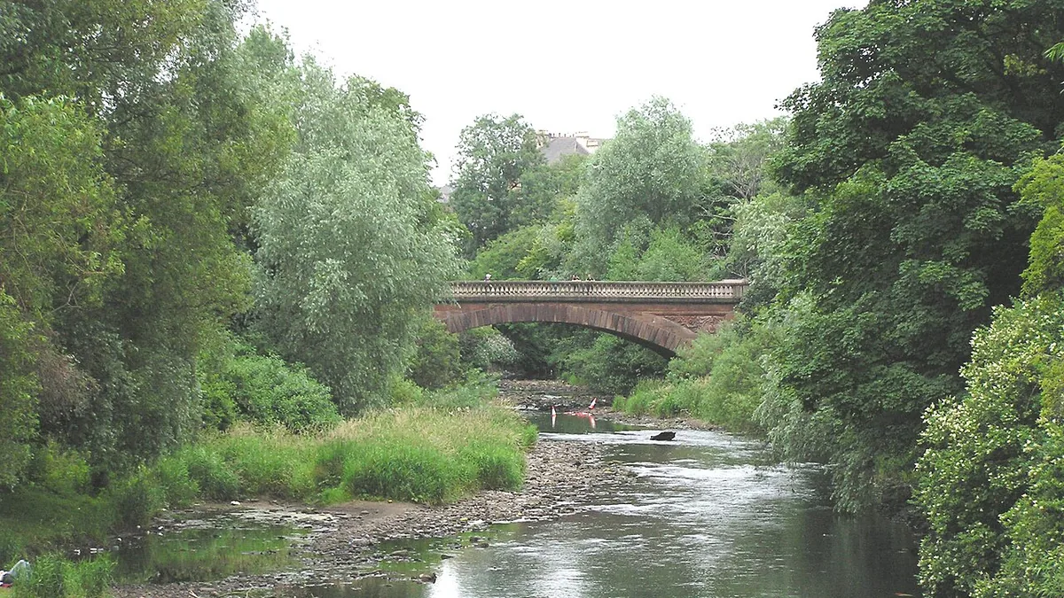Kelvingrove Glasgow residential housing environment, architectural sandstone characteristics, and local boiler replacement engineering in G3