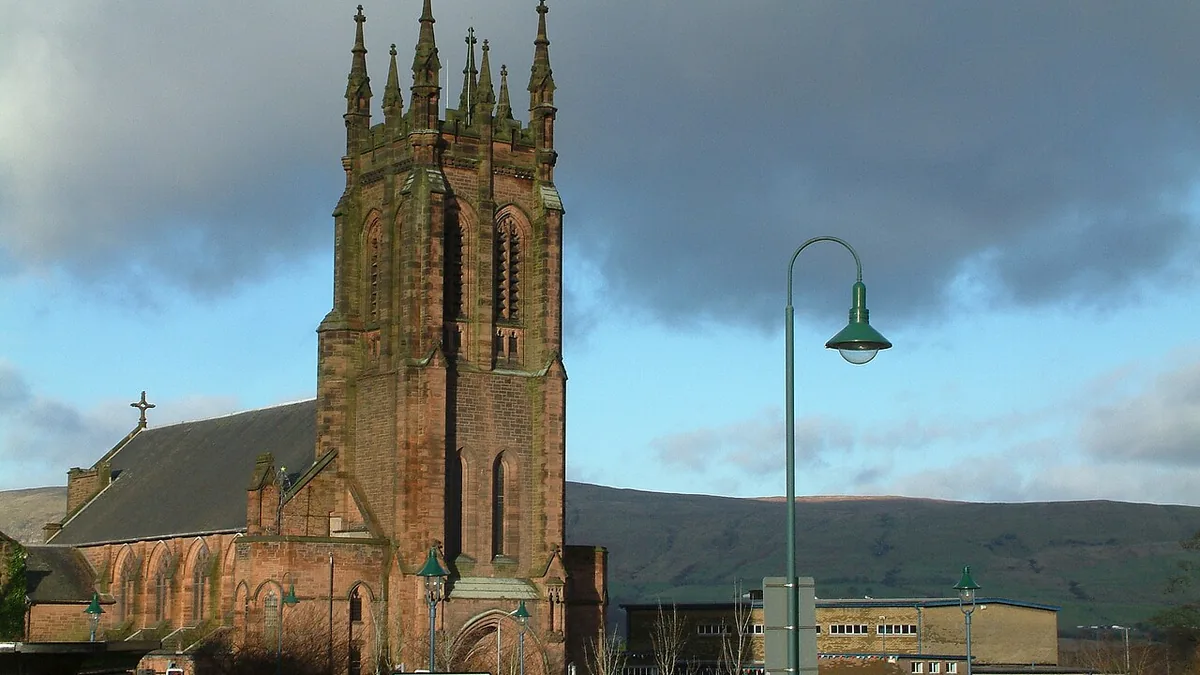 Kirkintilloch Glasgow residential housing environment, architectural sandstone characteristics, and local boiler replacement engineering in G66