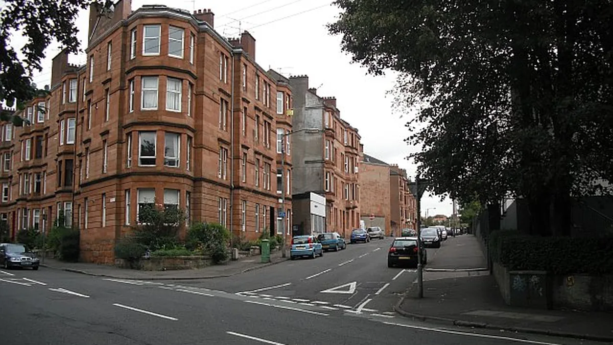 Maryhill Glasgow residential housing environment, architectural sandstone characteristics, and local boiler replacement engineering in G20
