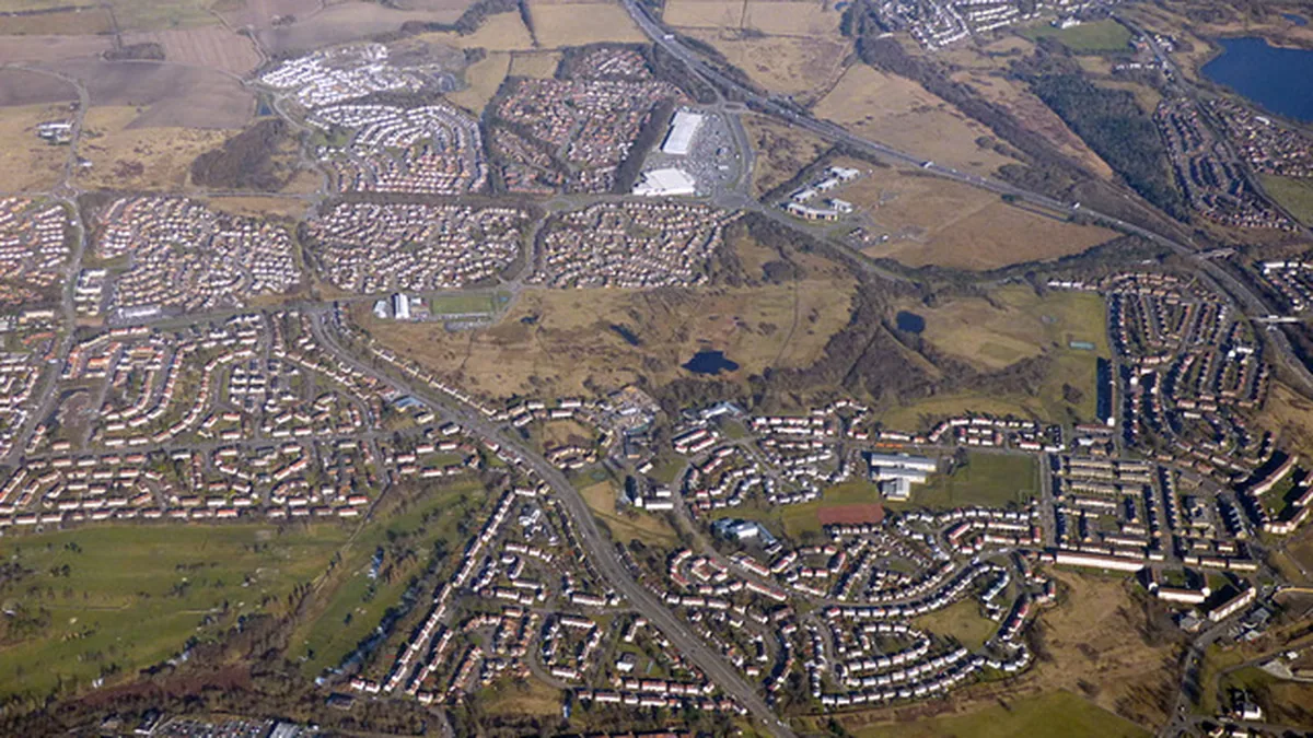 Robroyston Glasgow residential housing environment, architectural sandstone characteristics, and local boiler replacement engineering in G33