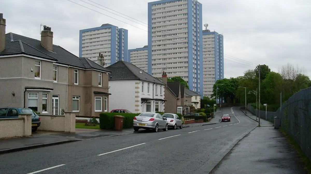 Sandyhills Glasgow residential housing environment, architectural sandstone characteristics, and local boiler replacement engineering in G32