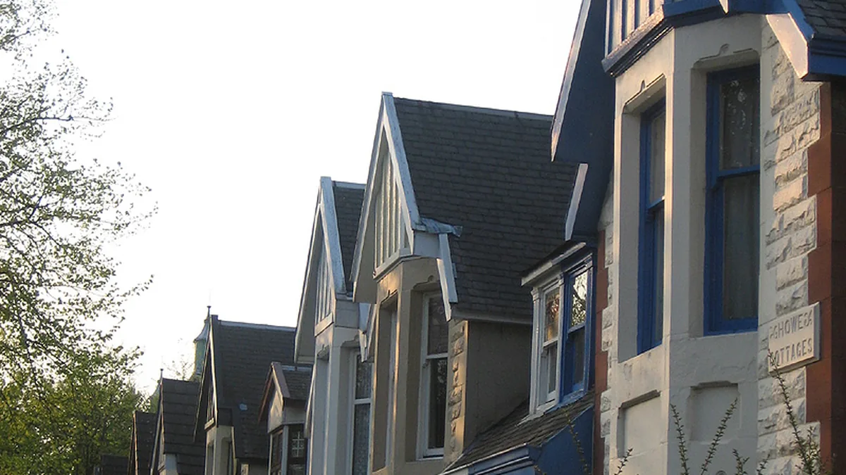 Scotstoun Glasgow residential housing environment, architectural sandstone characteristics, and local boiler replacement engineering in G14